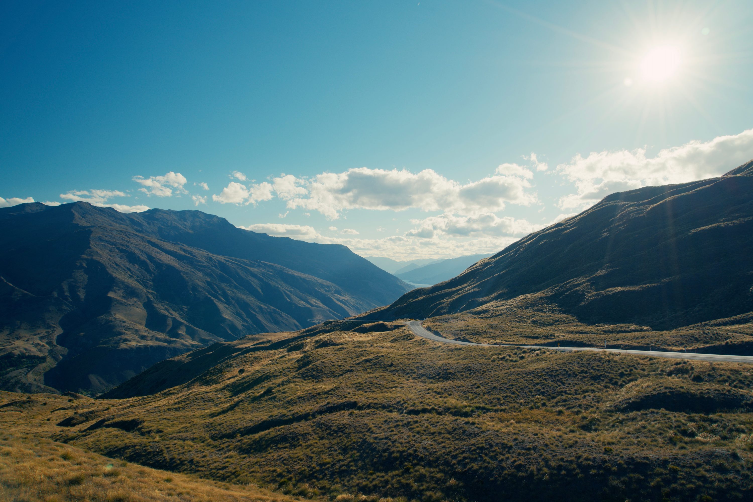 The winding Crown Range Road between Wanaka and Queenstown. — New Zealand