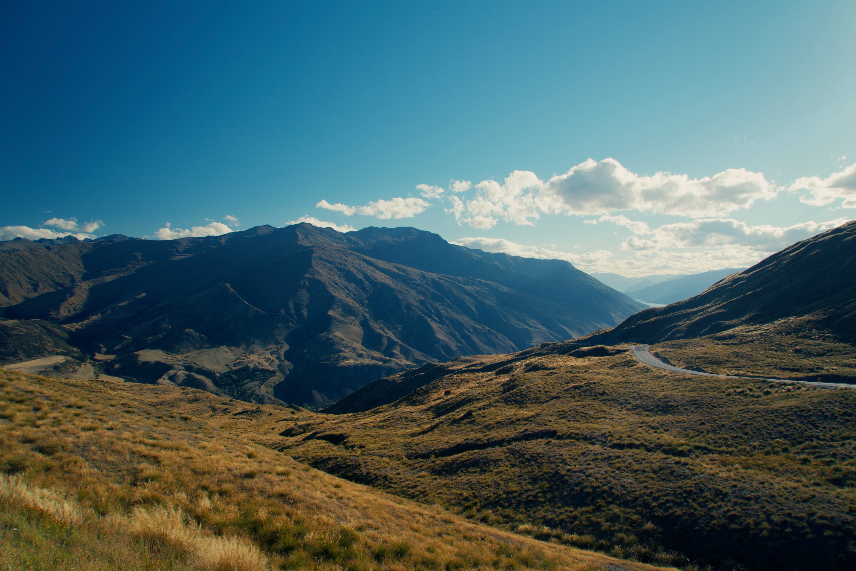 The winding Crown Range Road between Wanaka and Queenstown. — New Zealand